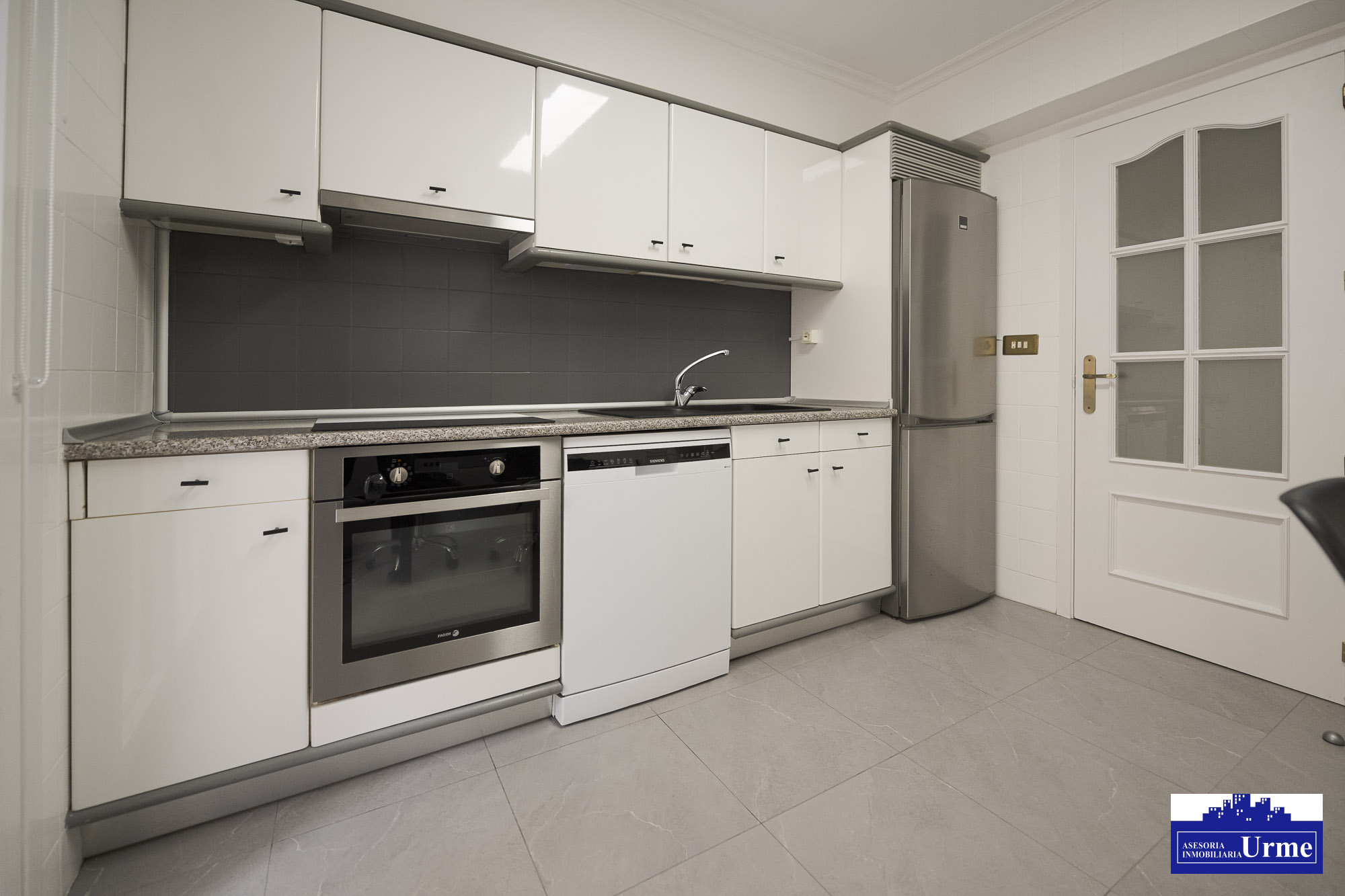 Vivienda amueblada, comoda y funcional, en zona tranquila, proximidad bus, polideportivo, comercio. 76m2+balcon, para entrar a vivir!!!