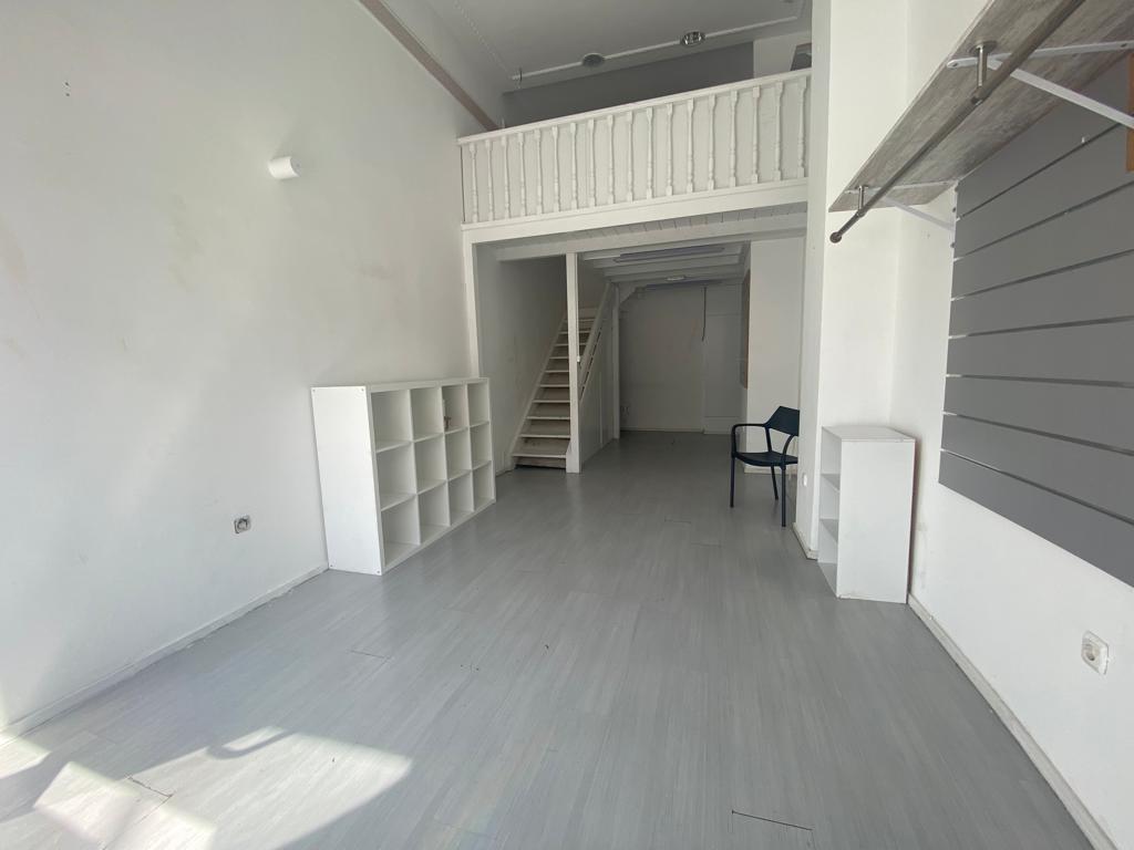 En Luis Mariano, Coqueto local a pie de calle de 30m2+ 20 de altillo ideal despacho o para almacenar. Ultima actividad tatuajes! Informate!!