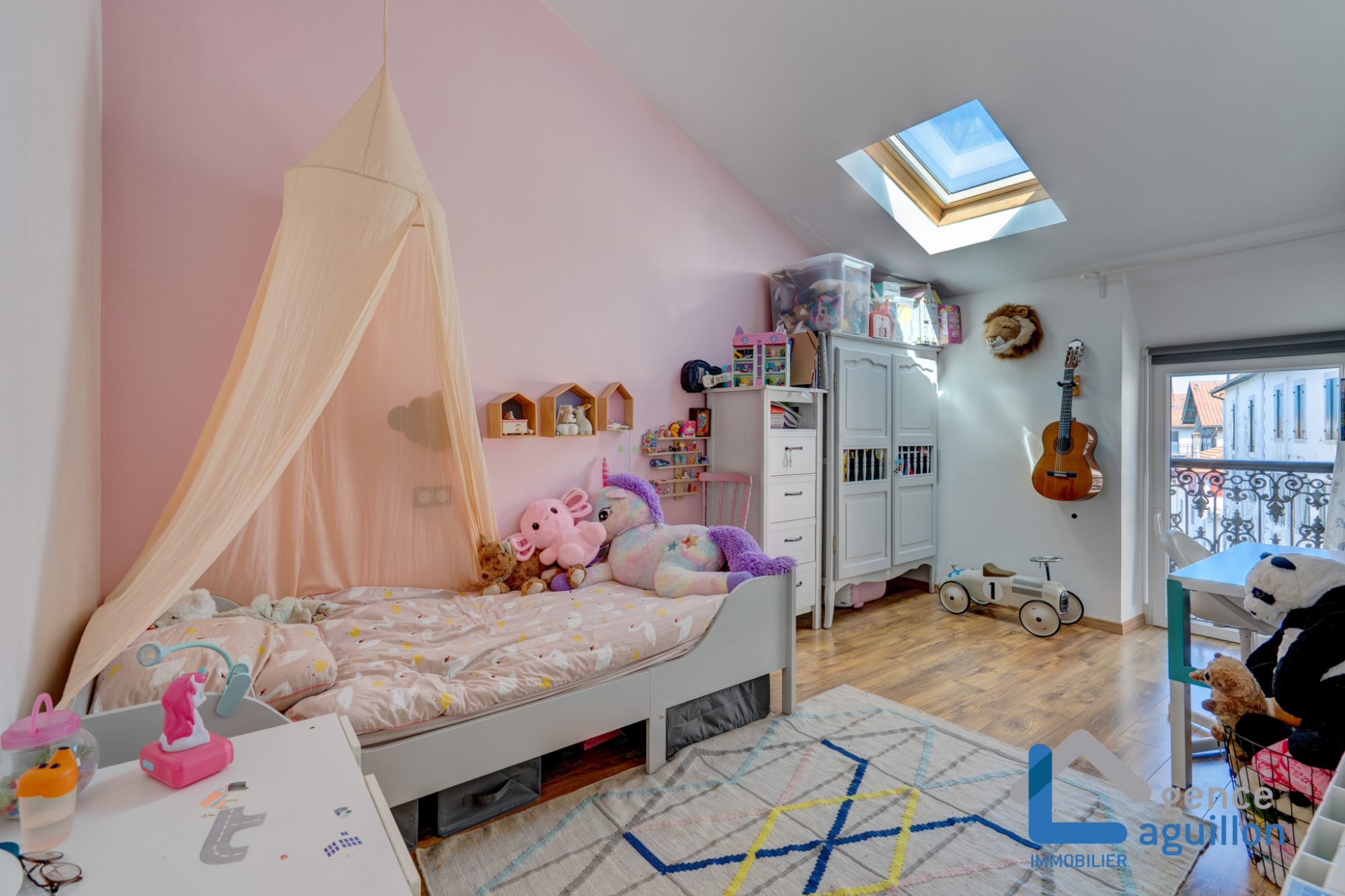 En Puerto Kaneta, a tan solo 100metros de la Bahia, duplex de 126m2, estilo moderno y rustico, vigas aparentes, piedra y mucha luz natural. Te encantara!!!! En Puerto Kaneta, a tan solo 100metros de la Bahia, duplex de 126m2, estilo moderno y rustico, vigas aparentes, piedra y mucha luz natural. Te encantara!!!!