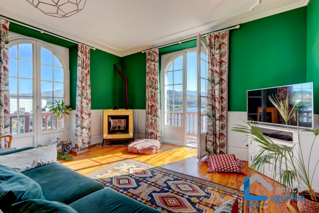 Vistas increíbles a Peñas de Aya y al Bidasoa. Duplex en pequeña comunidad con jardín comunitario y piscina. Proximidad frontera y topo! Infórmate