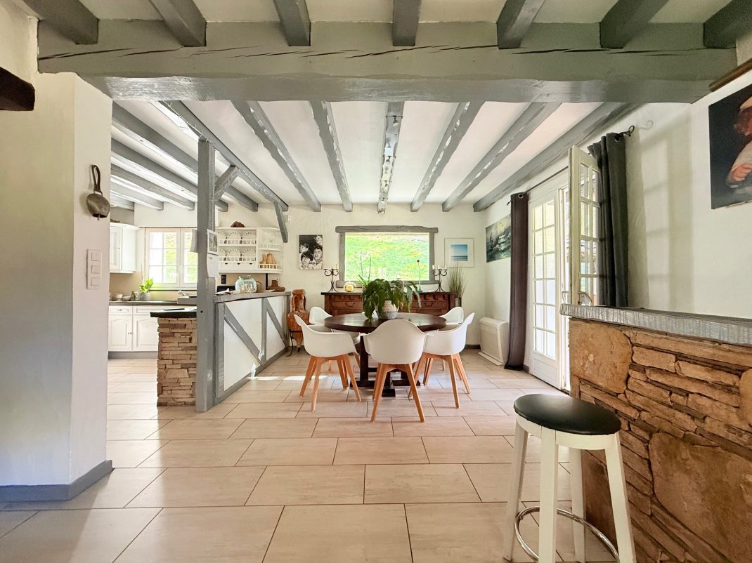 En Biriatou, Villa estilo basque con piscina climatizada! Parcela arbolada de 2918m2.Acceso a autopista y frontera a proximidad.Te encantara!! Ven a visitarla