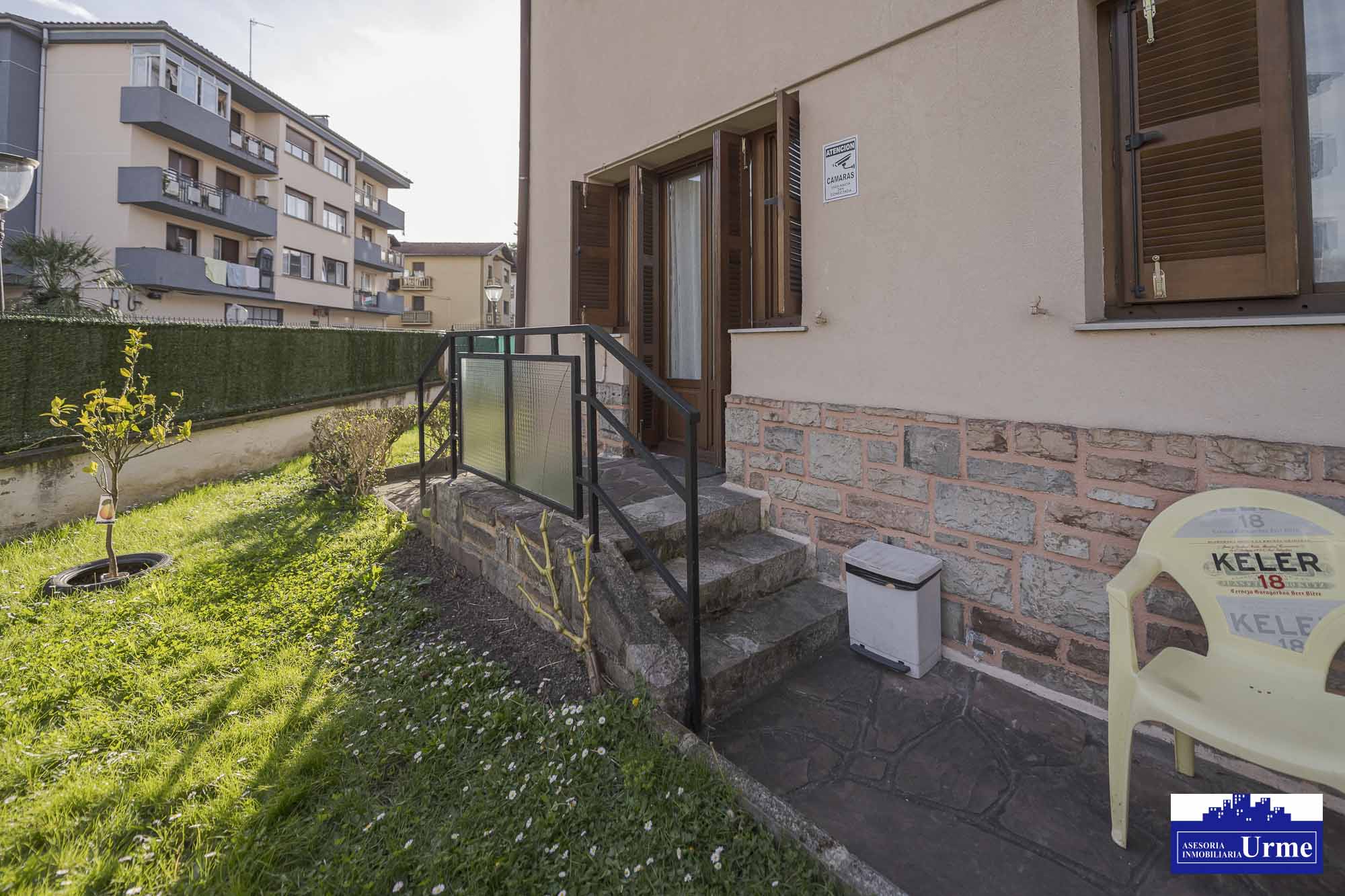 Próxima al ayuntamiento de Irún, villa individual en parcela de 700m2.Dos plantas de 90m2, jardín balcón garaje, txoko. Infórmate!!!