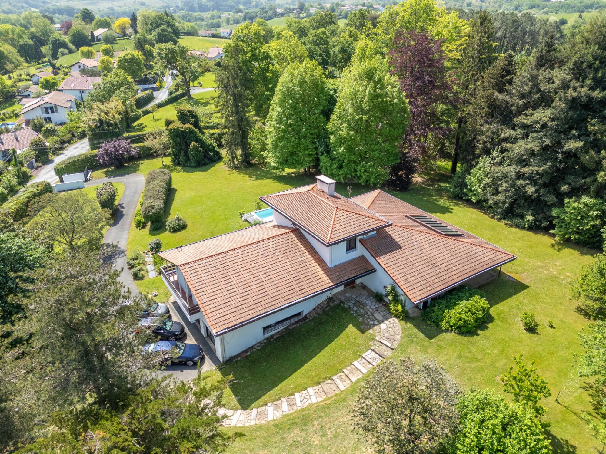 En Urrugne, entorno natural. IMPRESIONANTE villa individual CON PISCINA CLIMATIZADA!!10mil m2 de terreno arbolado y llano. Vistas fantasticas a Larun!!