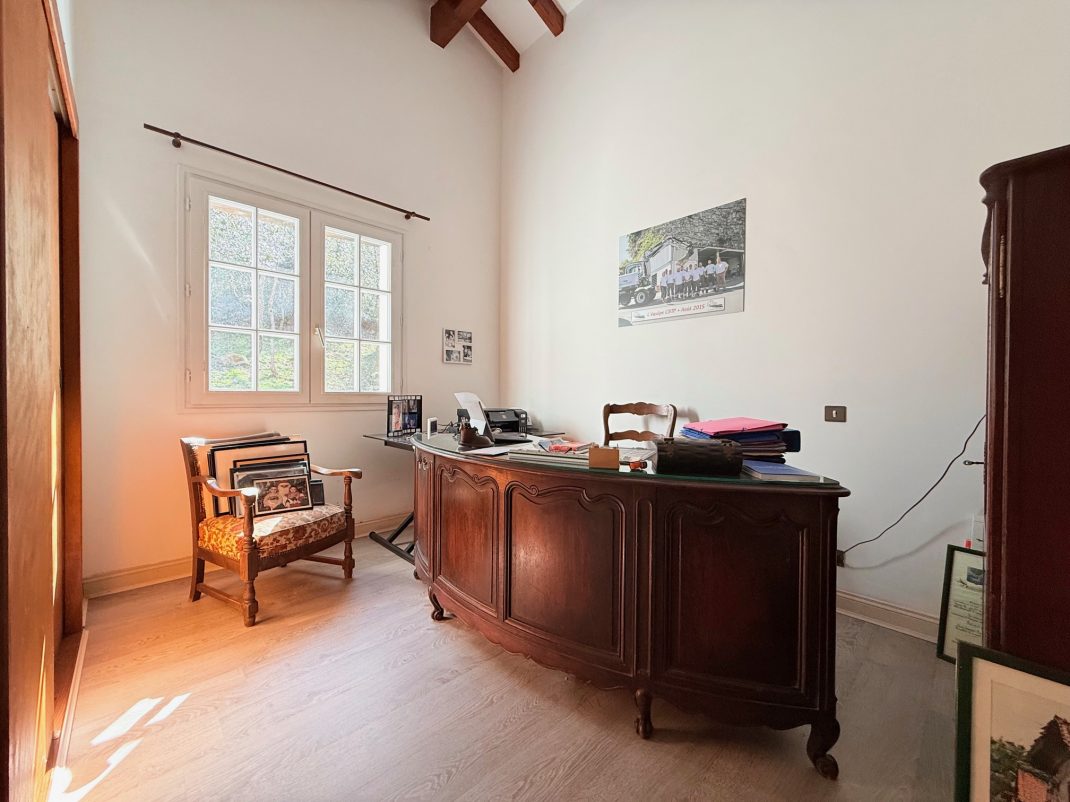 En Biriatou, Villa estilo basque con piscina climatizada! Parcela arbolada de 2918m2.Acceso a autopista y frontera a proximidad.Te encantara!! Ven a visitarla