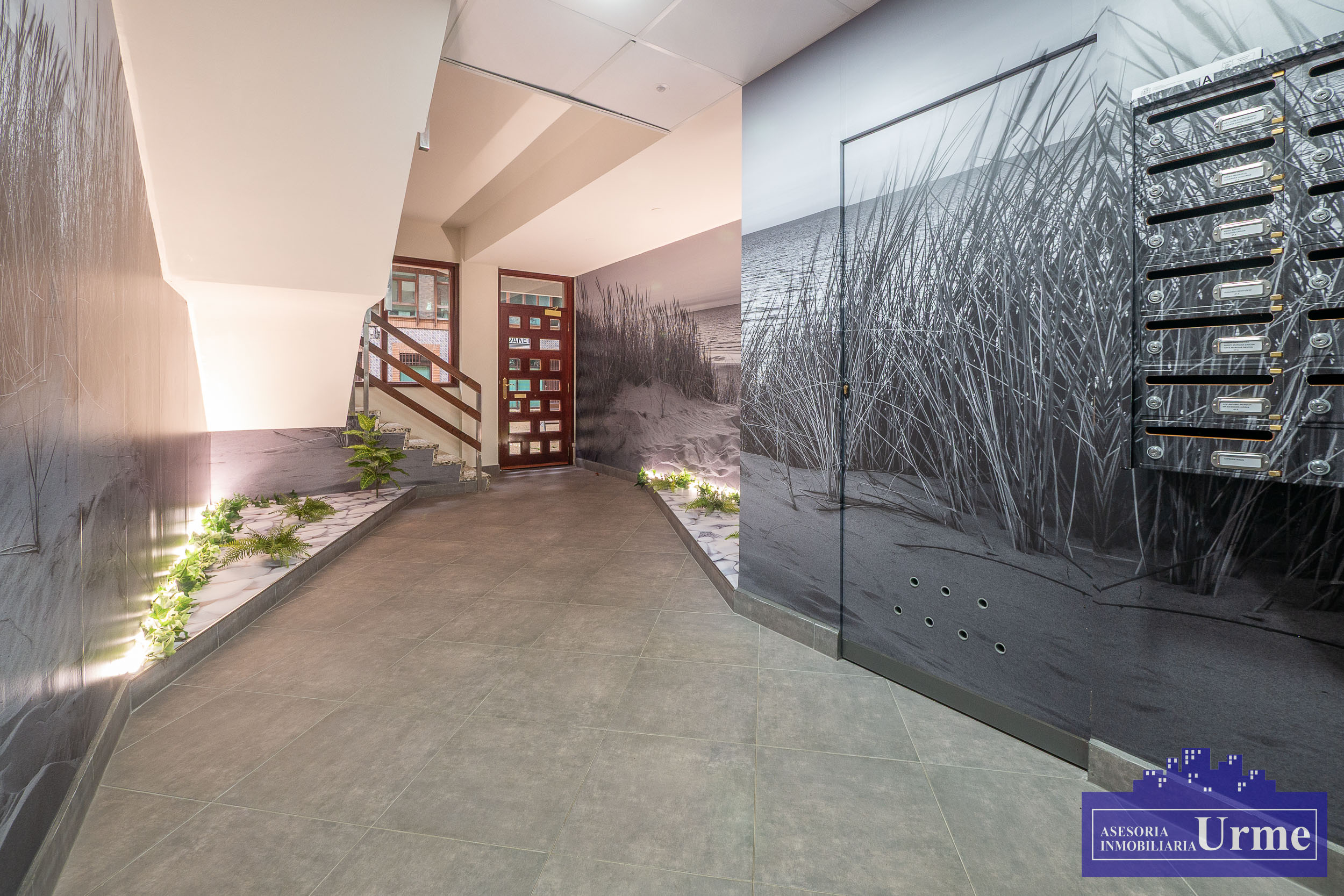 Zona Anzaran, ultima planta, vivienda de 90m2 útiles con terraza, exterior, 3 habitaciones, 2 baños, salón majo cuadrado, cocina equipada. Infórmate!!!!