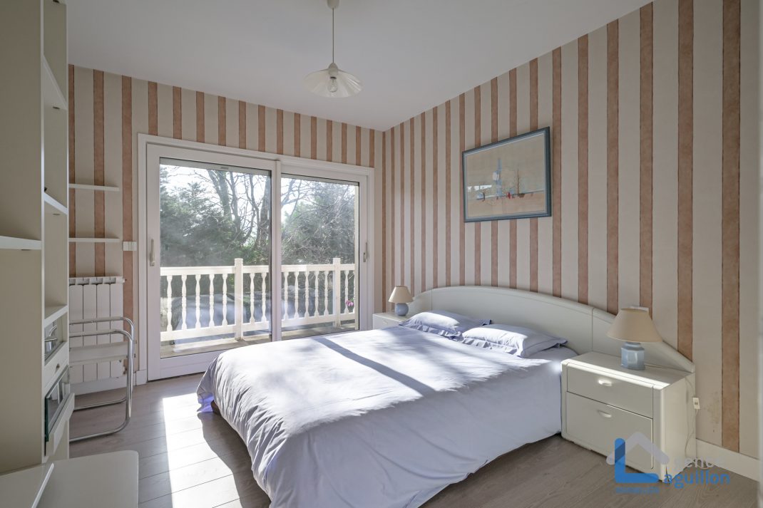 Villa de arquitecto en zona tranquila, elegante y funcional!!! ubicada cerca del Centro en una calle tranquila y sin salida. Ven a conocerla!!!