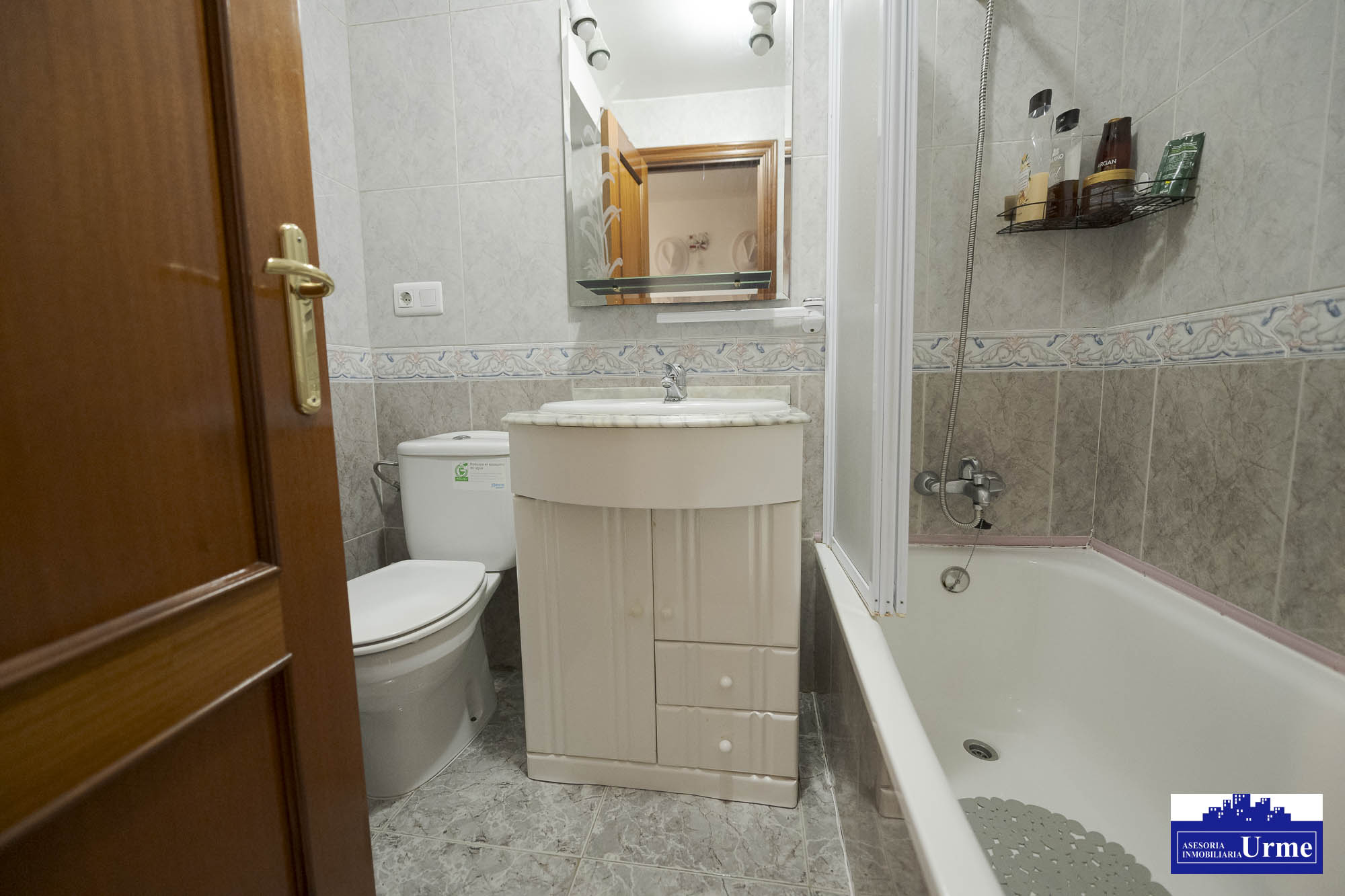 Junto al ascensor del ayuntamiento. Vivienda en ultima planta con ascensor. Alquilada actualmente. Infórmate!