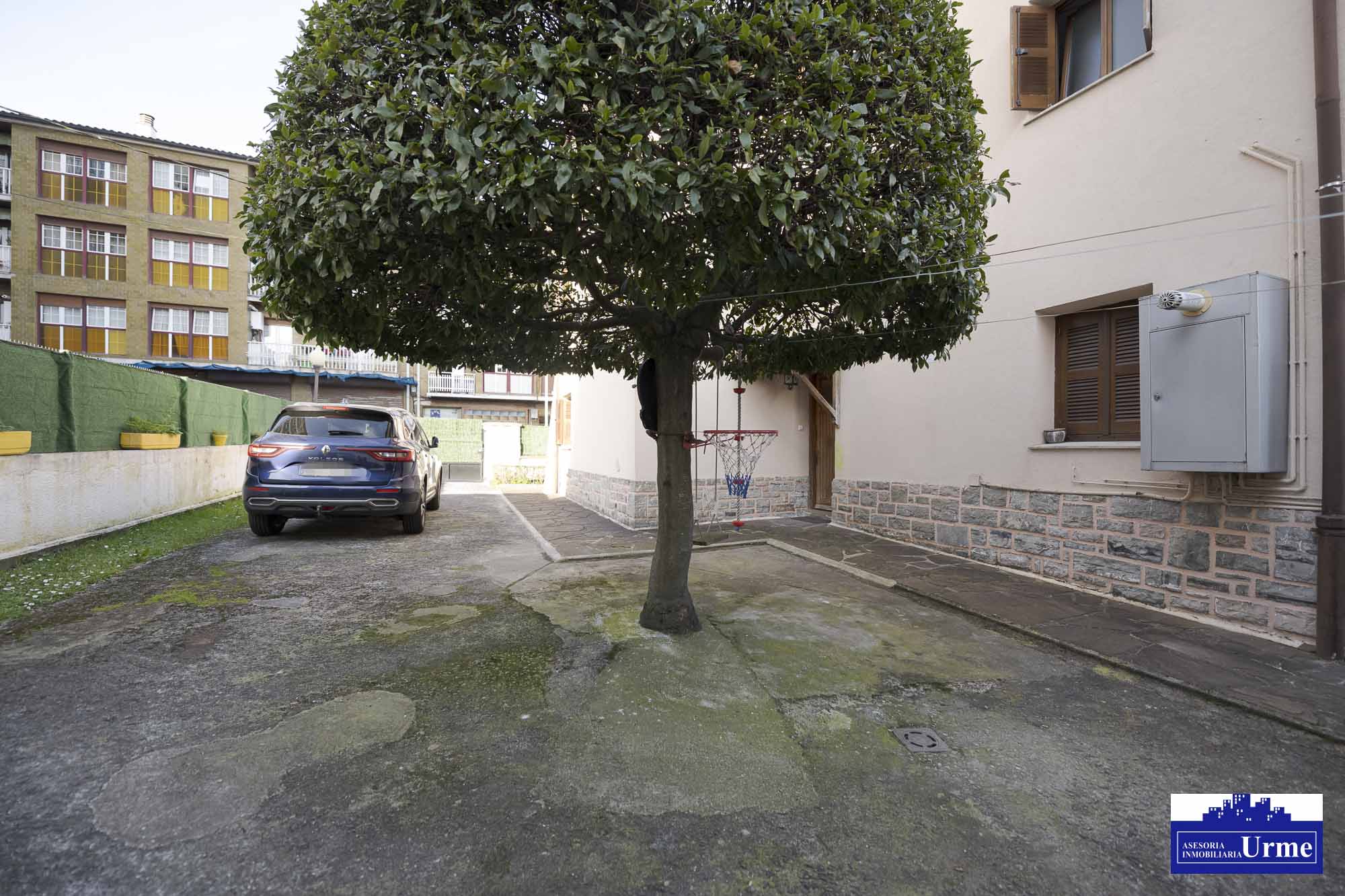 Próxima al ayuntamiento de Irún, villa individual en parcela de 700m2.Dos plantas de 90m2, jardín balcón garaje, txoko. Infórmate!!!