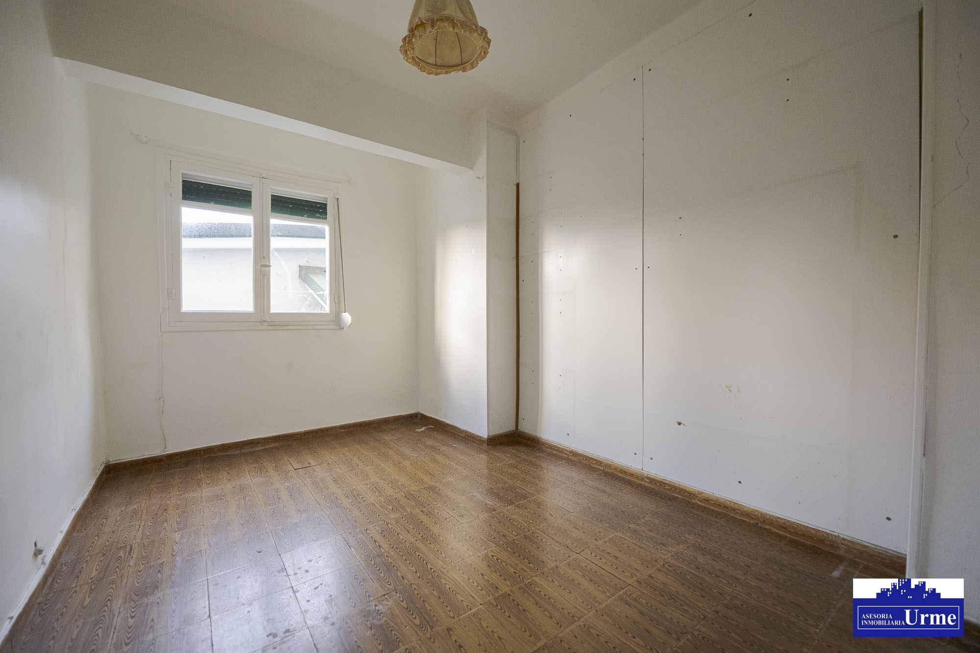 En plaza pio XII, a reformar totalmente! fachada y tejado realizados.53m2, actualmente 2 habitaciones, sala, cocina y baño. Informate!