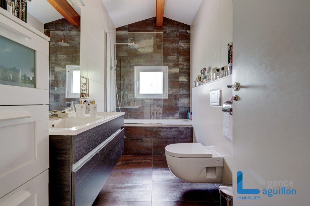 Con un toque especial, villa adosada en el centro. Con 2 amplias terrazas. Comercio a pie. Topo a proximidad. Para entrar a vivir!!