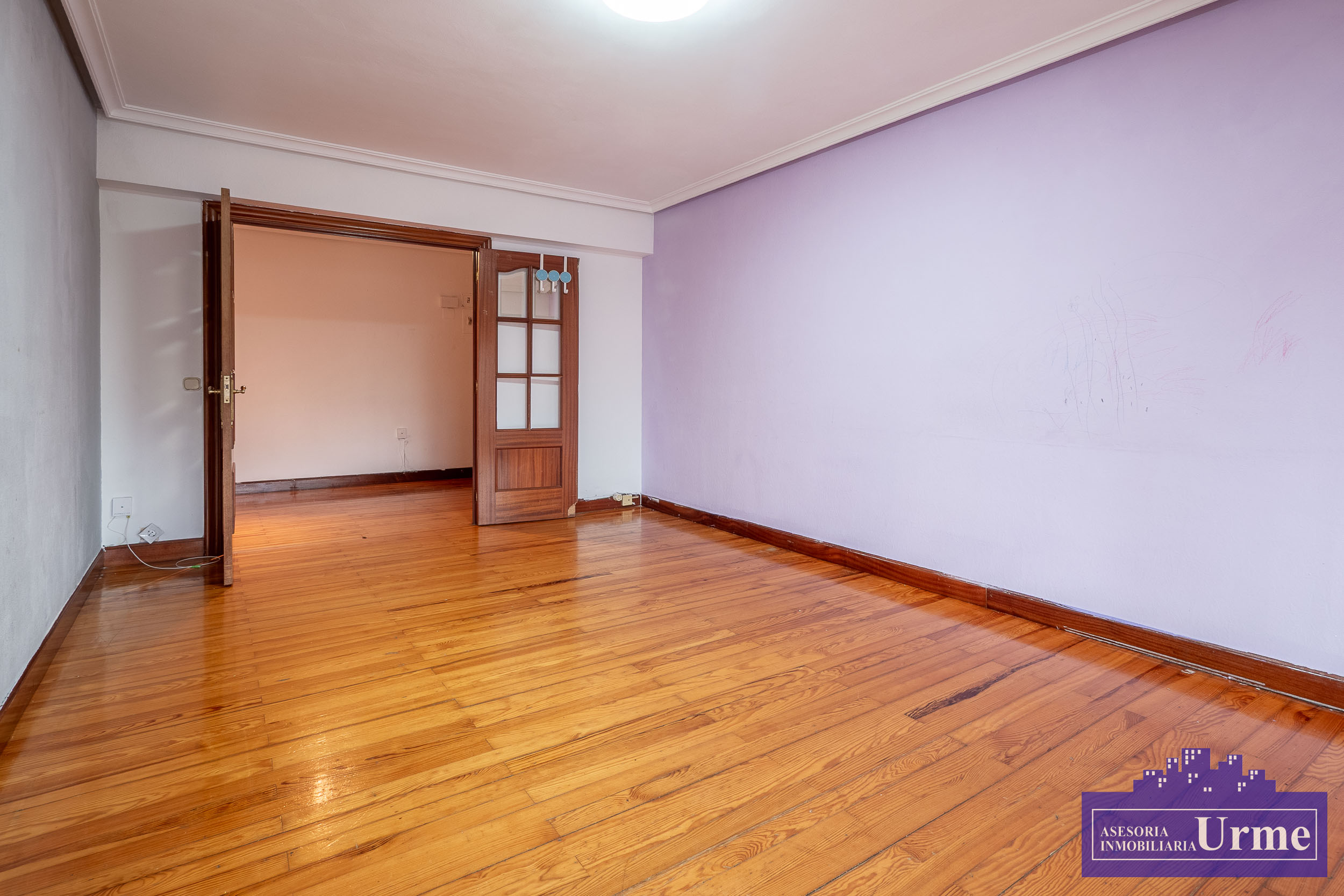 Zona Anzaran, ultima planta, vivienda de 90m2 útiles con terraza, exterior, 3 habitaciones, 2 baños, salón majo cuadrado, cocina equipada. Infórmate!!!!