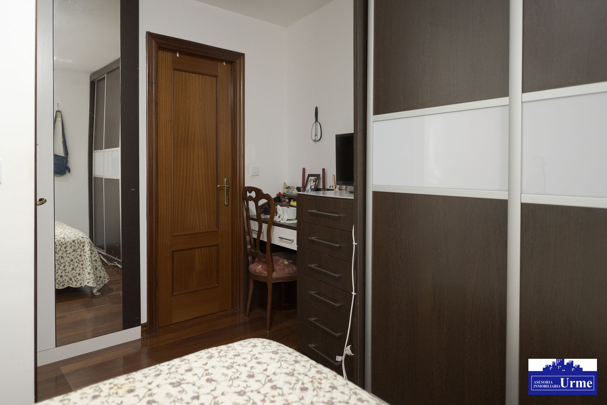 Junto al ascensor del ayuntamiento. Vivienda en ultima planta con ascensor. Alquilada actualmente. Infórmate!