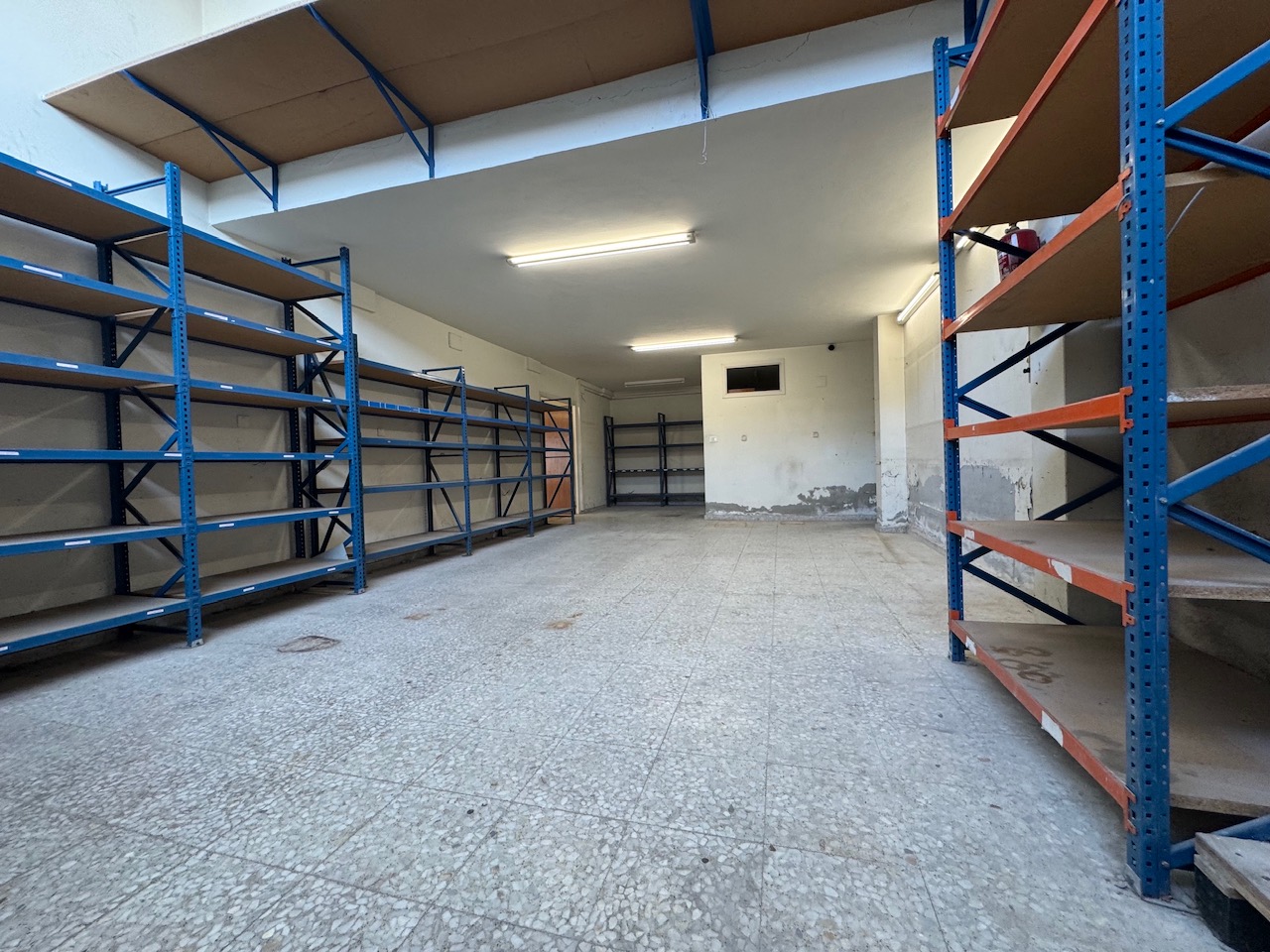En Hondarribi Local junto a Alkain, en esquina, 334m2 en dos plantas distribuidos en almacen, oficinas y garaje. Muy interesante!!!Informate!! En Hondarribi Local junto a Alkain, en esquina, 334m2 en dos plantas distribuidos en almacen, oficinas y garaje. Muy interesante!!!Informate!!