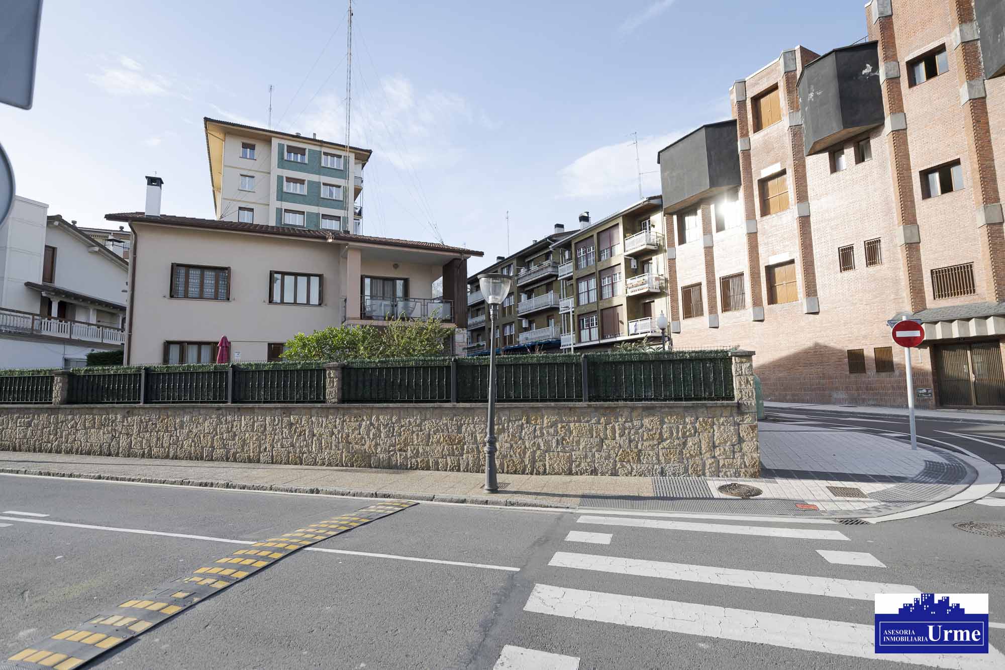 Próxima al ayuntamiento de Irún, villa individual en parcela de 700m2.Dos plantas de 90m2, jardín balcón garaje, txoko. Infórmate!!!