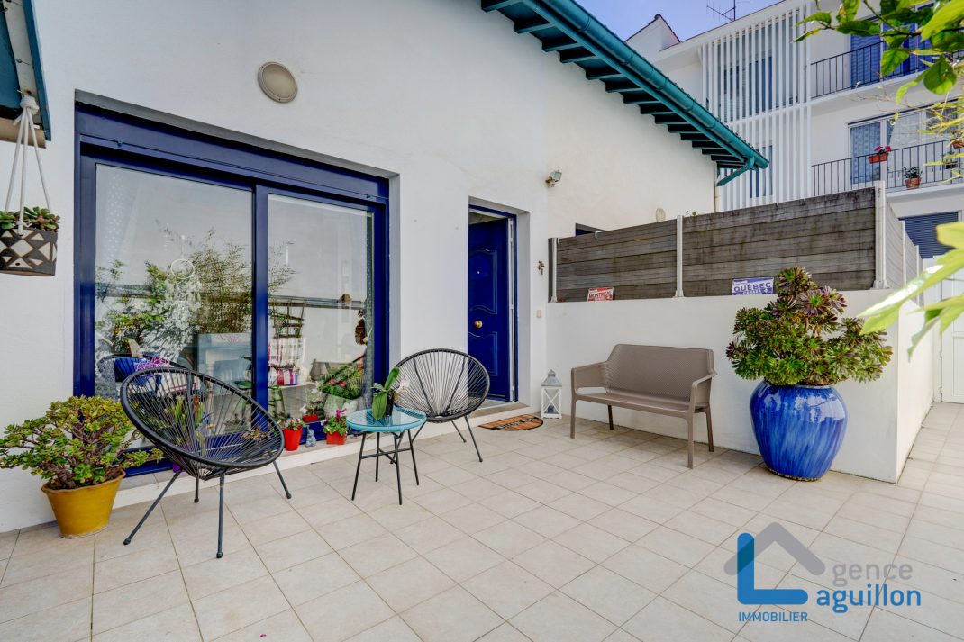 Con un toque especial, villa adosada en el centro. Con 2 amplias terrazas. Comercio a pie. Topo a proximidad. Para entrar a vivir!!