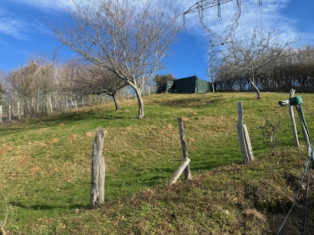 Borda con terreno de 9800m2 en Oyarzun!! vistas maravillosas!!Dispone de un pozo y placas solares.