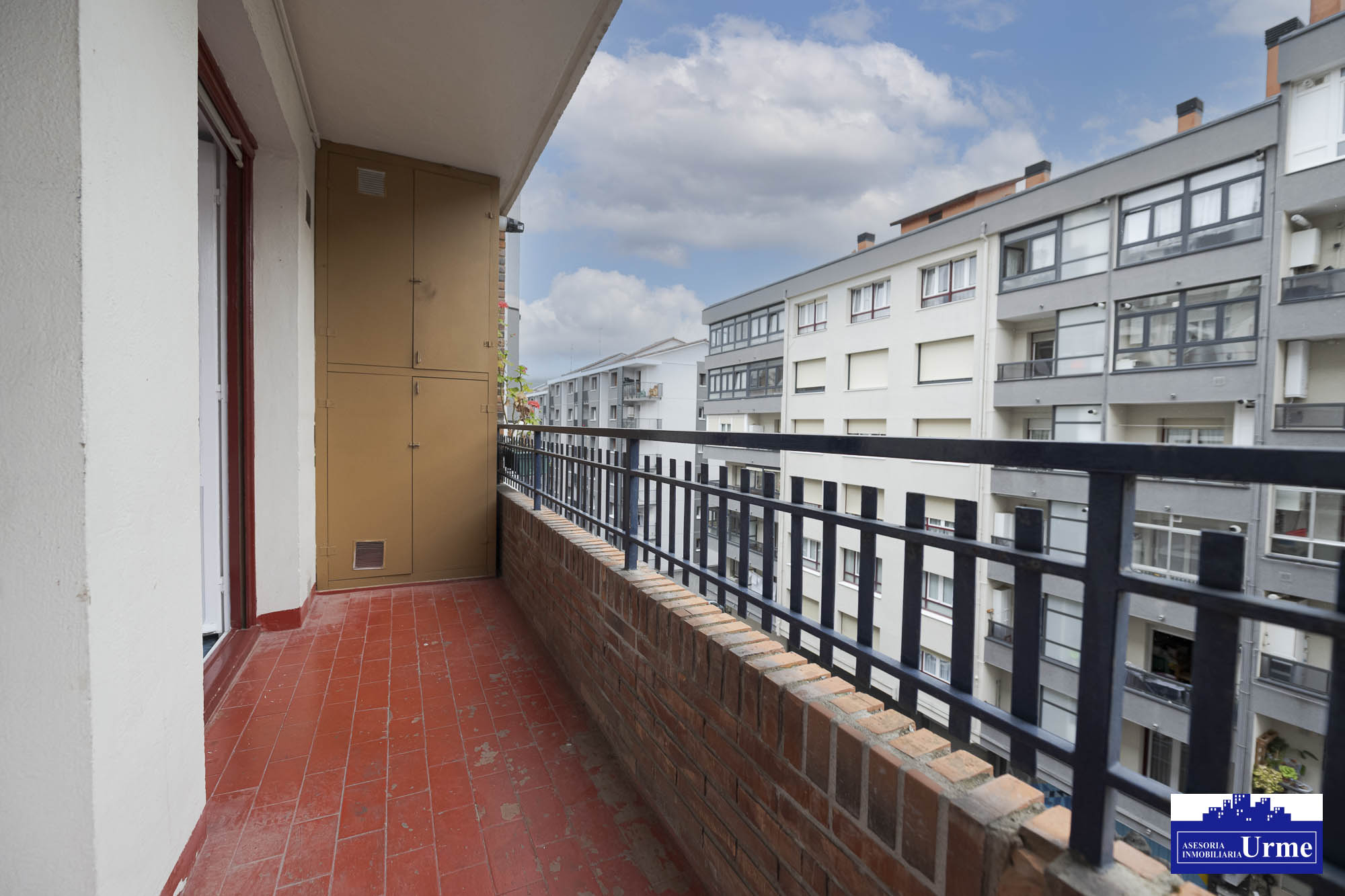 En San Miguel junto a correos, vivienda de 3 habitaciones, salon, cocina equipada con salida a balcon, 2 aseos un baño.Trastero. Para actualizar!!informate