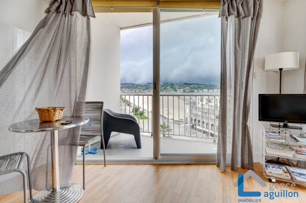 Frente el mar, primerísima linea de playa, vistas y sol!!Ubicado en una 5 planta con ascensor, apartamento con amplia terraza y vistas maravillosas...