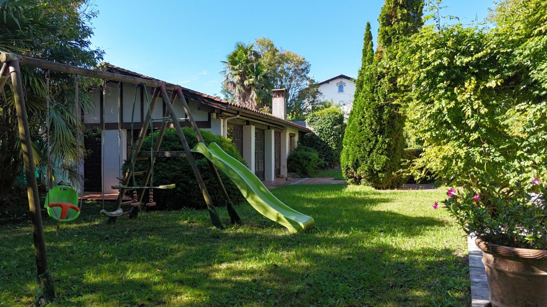 Villa de arquitecto en zona tranquila, elegante y funcional!!! ubicada cerca del Centro en una calle tranquila y sin salida. Ven a conocerla!!!