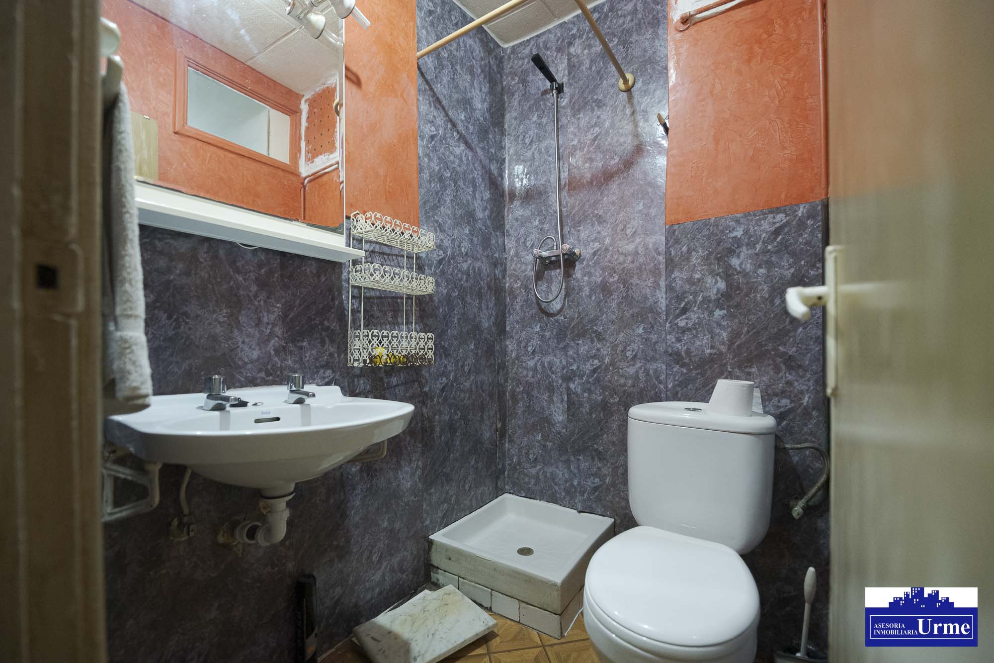 En plaza pio XII, a reformar totalmente! fachada y tejado realizados.53m2, actualmente 2 habitaciones, sala, cocina y baño. Informate!