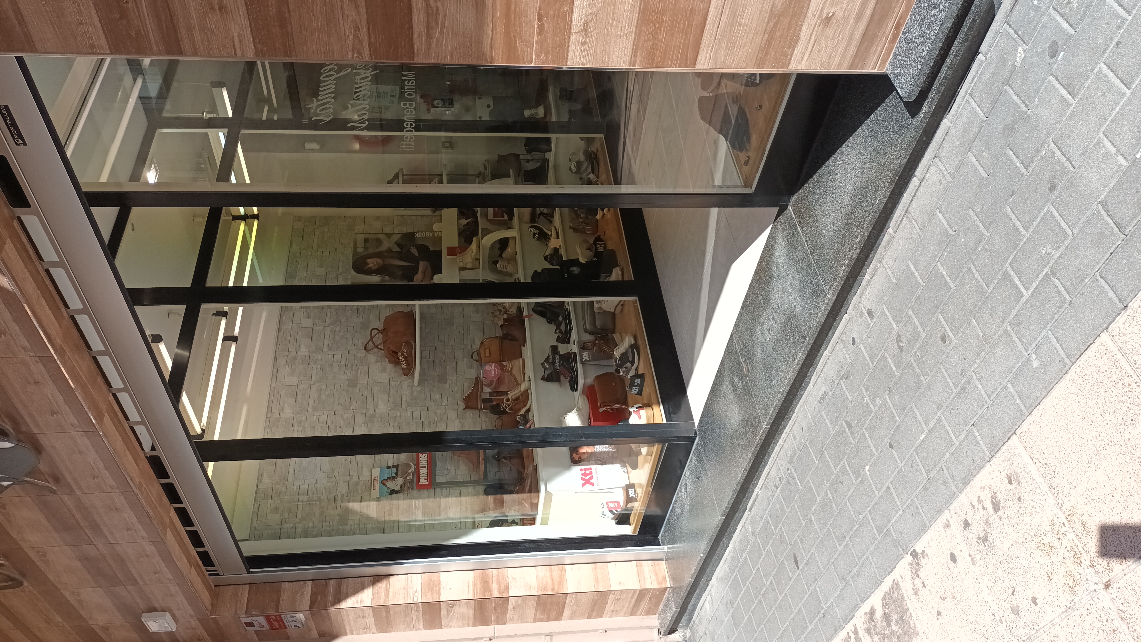 Tu local en Irún! Actualmente tienda de zapatos (35 años) Disponible en venta o alquiler. Infórmate puede ser tu oportunidad!