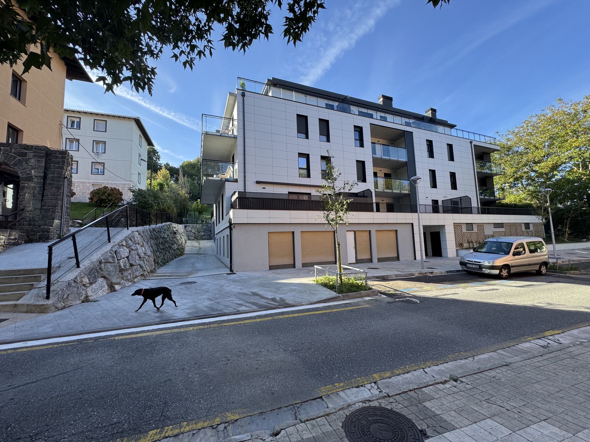 Garaje cerrado para un coche mediano en el barrio de Arbes de 15 m2. Al precio hay que añadir el IVA que es el 21% al ser obra nueva. Garaje cerrado para un coche mediano en el barrio de Arbes de 15 m2. Al precio hay que añadir el IVA que es el 21% al ser obra nueva.