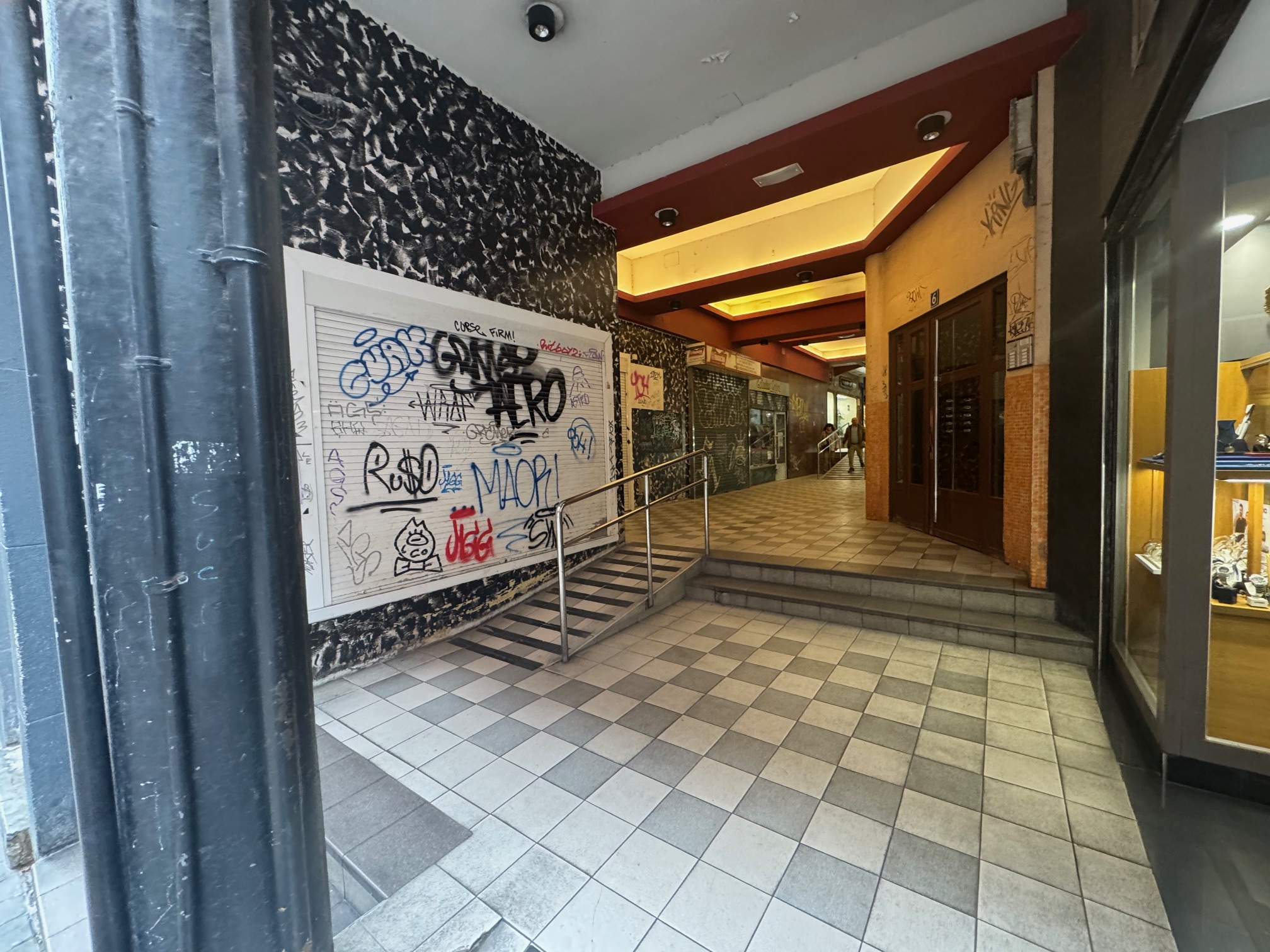 Local en esquina, a la entrada de las galerias Juan Arana.Gran afluencia de paso.Mucha cristalera.Ven a conocerlo!! Local en esquina, a la entrada de las galerias Juan Arana.Gran afluencia de paso.Mucha cristalera.Ven a conocerlo!!