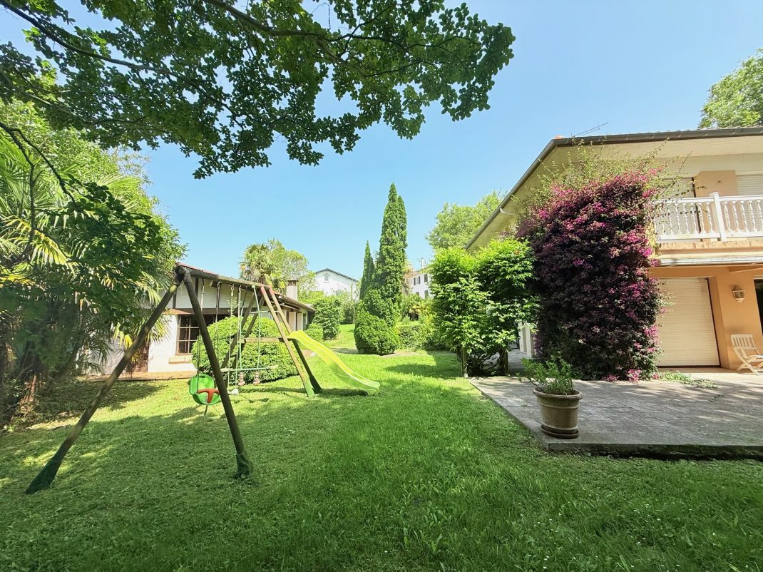 Villa de arquitecto en zona tranquila, elegante y funcional!!! ubicada cerca del Centro en una calle tranquila y sin salida. Ven a conocerla!!!