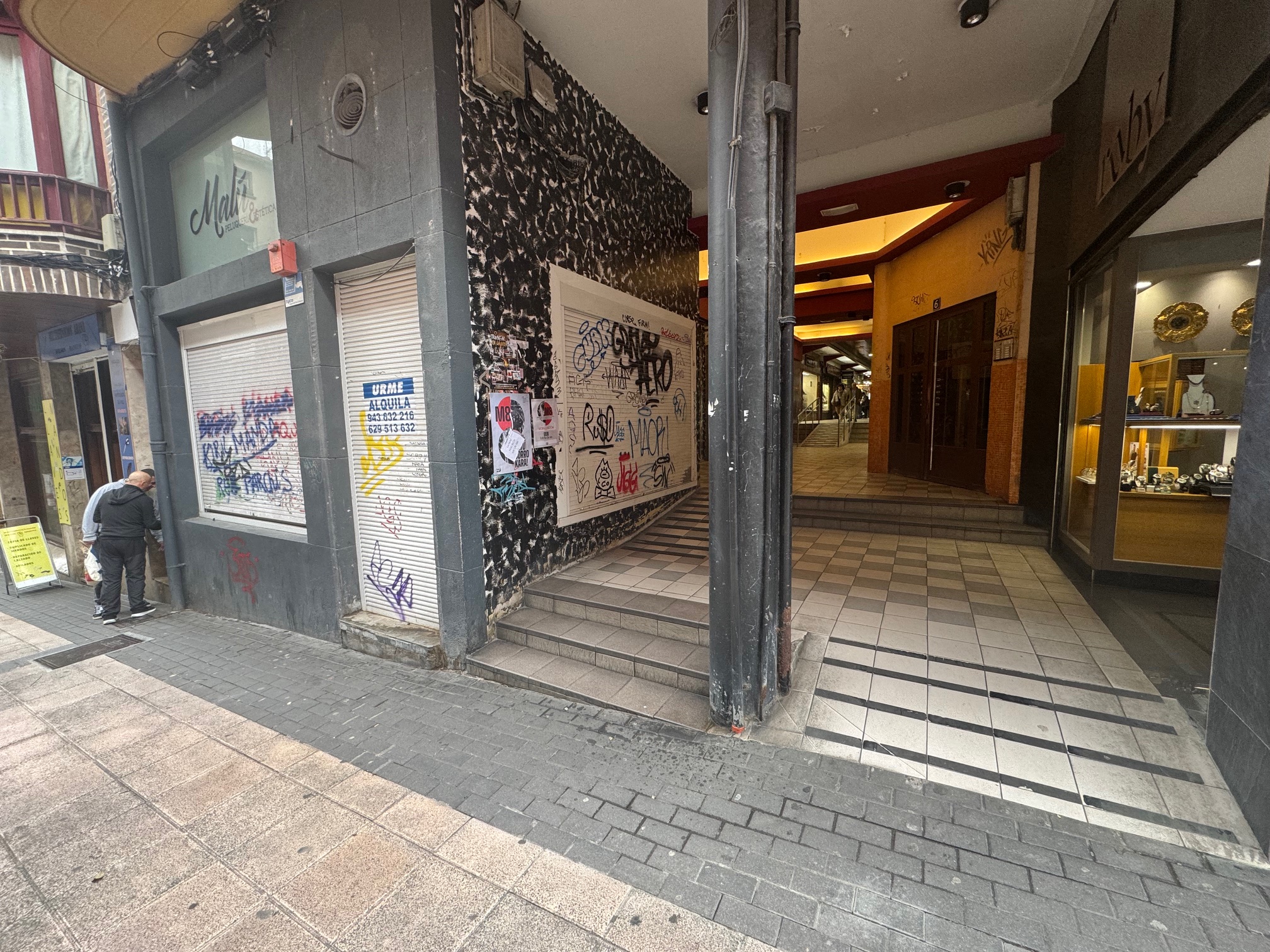 Local en esquina, a la entrada de las galerias Juan Arana.Gran afluencia de paso.Mucha cristalera.Ven a conocerlo!! Local en esquina, a la entrada de las galerias Juan Arana.Gran afluencia de paso.Mucha cristalera.Ven a conocerlo!!
