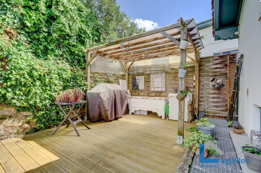 Con un toque especial, villa adosada en el centro. Con 2 amplias terrazas. Comercio a pie. Topo a proximidad. Para entrar a vivir!!