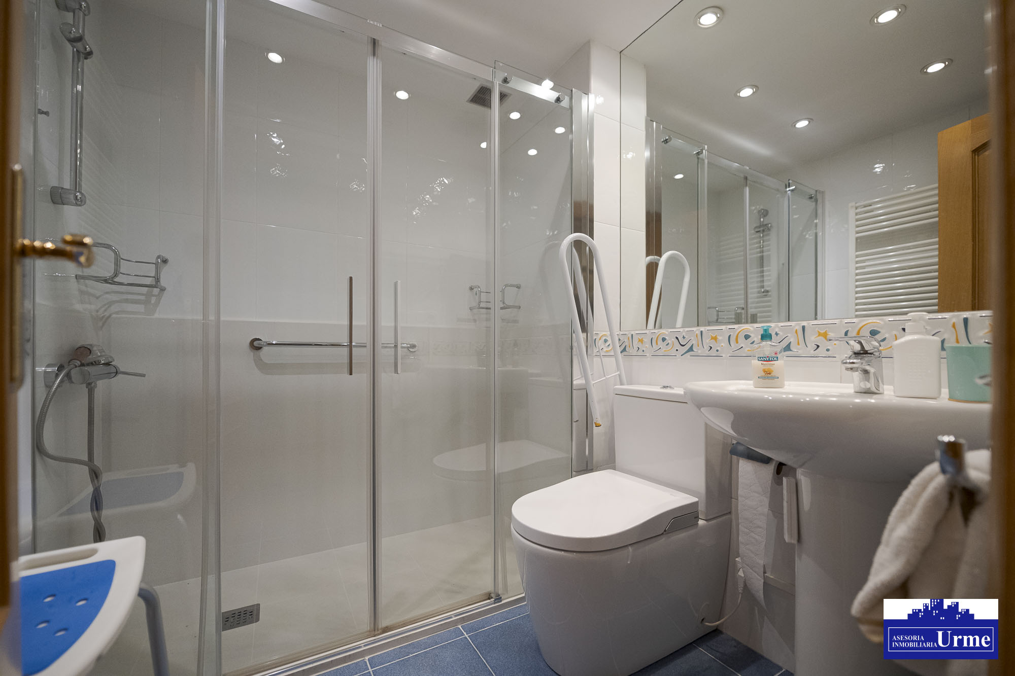 Magnifica vivienda en comunidad de 3 vecinos.110m2, 4 habitaciones, salon,cocina,2 baños,balcon.Garaje doble. Jardin comunitario.Ubicacion excepcional! Magnifica vivienda en comunidad de 3 vecinos.110m2, 4 habitaciones, salon,cocina,2 baños,balcon.Garaje doble. Jardin comunitario.Ubicacion excepcional!