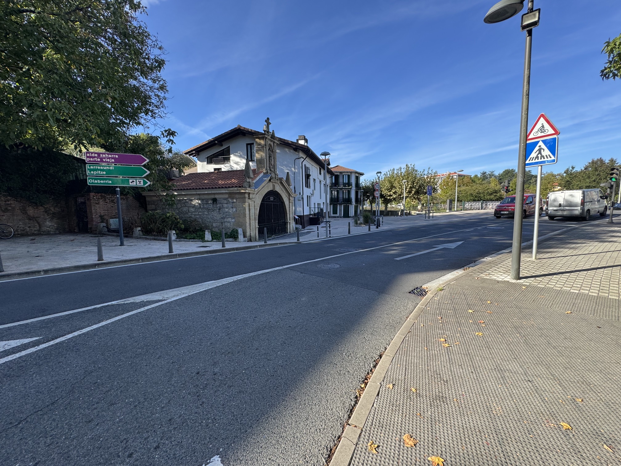 Garaje cerrado para un coche mediano en el barrio de Arbes de 15 m2. Al precio hay que añadir el IVA que es el 21% al ser obra nueva. Garaje cerrado para un coche mediano en el barrio de Arbes de 15 m2. Al precio hay que añadir el IVA que es el 21% al ser obra nueva.
