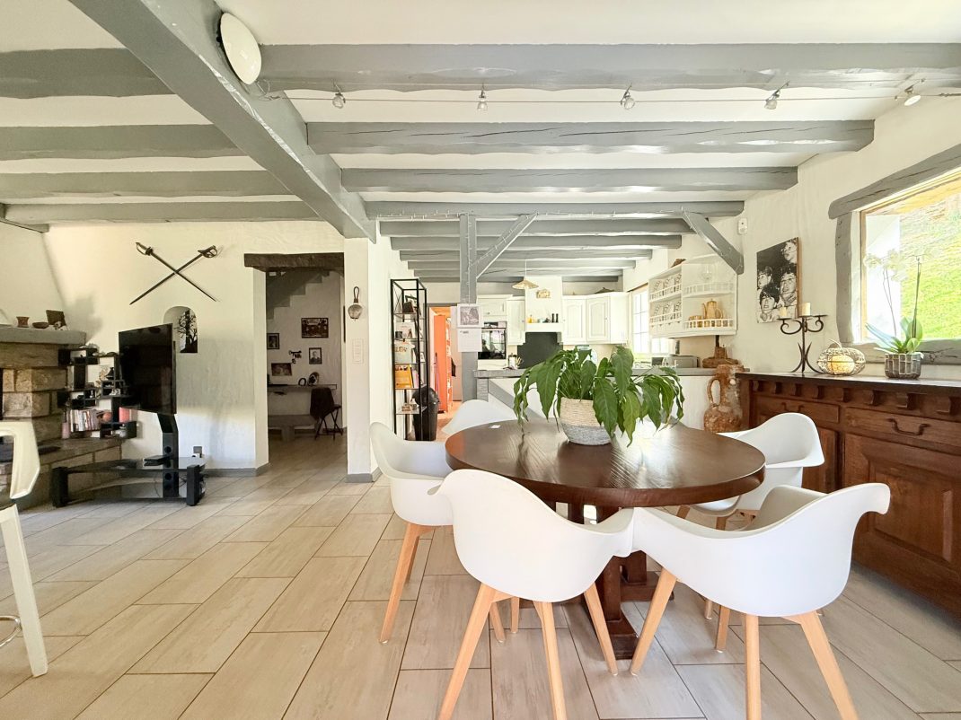 En Biriatou, Villa estilo basque con piscina climatizada! Parcela arbolada de 2918m2.Acceso a autopista y frontera a proximidad.Te encantara!! Ven a visitarla