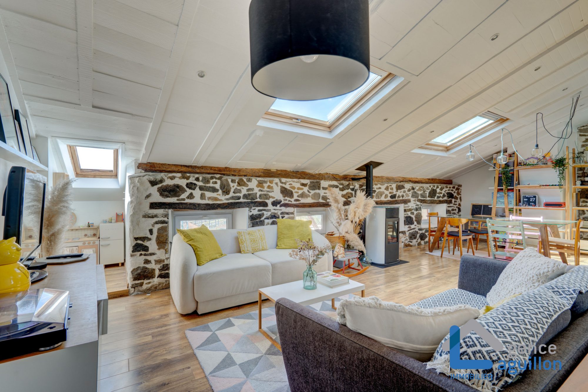 En Puerto Kaneta, a tan solo 100metros de la Bahia, duplex de 126m2, estilo moderno y rustico, vigas aparentes, piedra y mucha luz natural. Te encantara!!!! En Puerto Kaneta, a tan solo 100metros de la Bahia, duplex de 126m2, estilo moderno y rustico, vigas aparentes, piedra y mucha luz natural. Te encantara!!!!