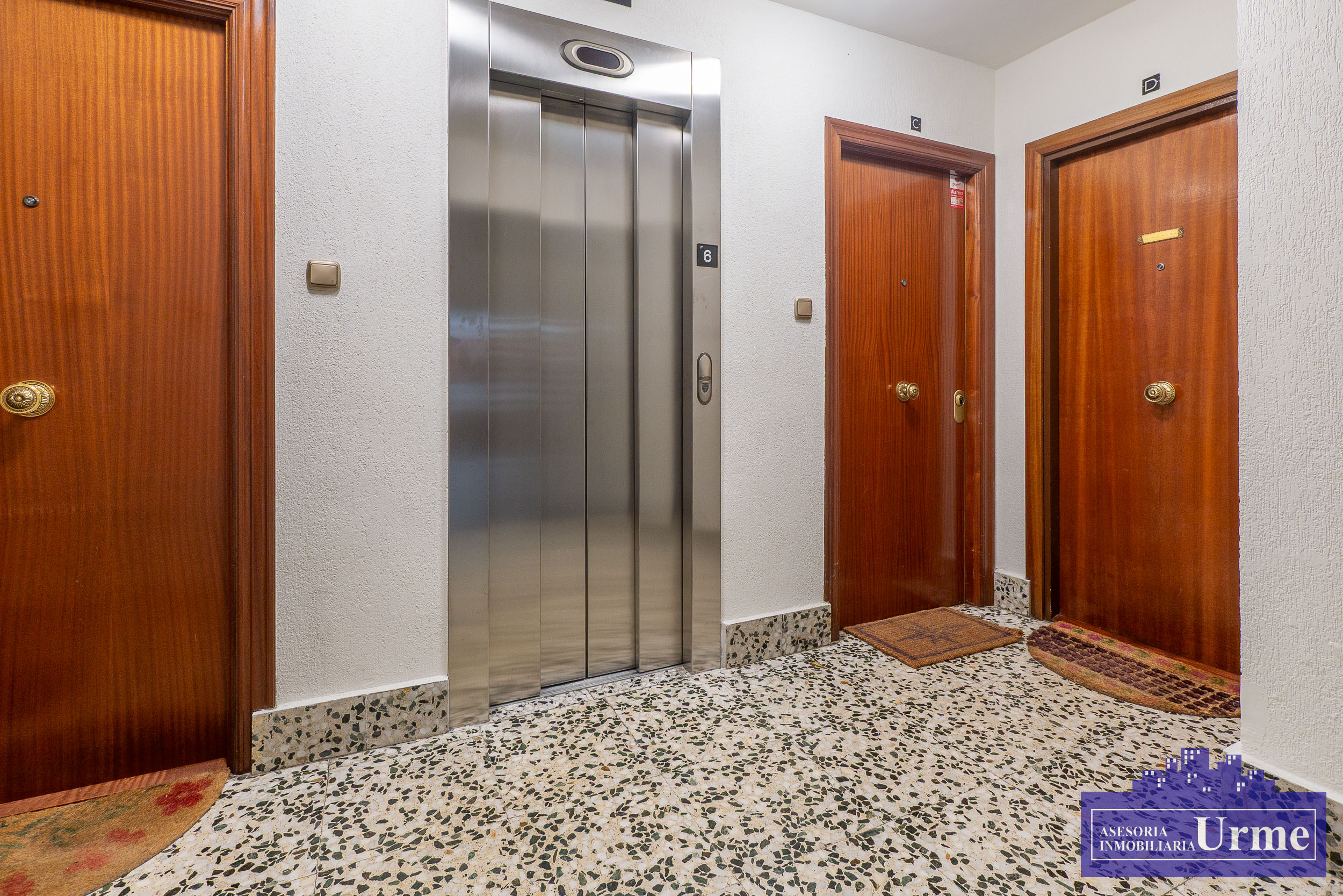 Zona Anzaran, ultima planta, vivienda de 90m2 útiles con terraza, exterior, 3 habitaciones, 2 baños, salón majo cuadrado, cocina equipada. Infórmate!!!!