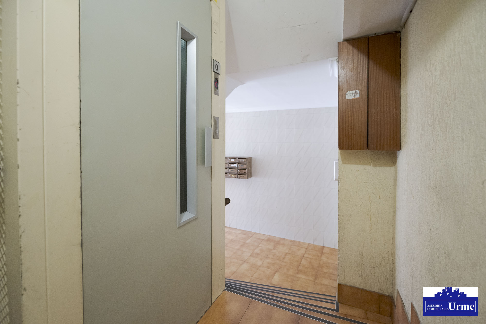 En plaza pio XII, a reformar totalmente! fachada y tejado realizados.53m2, actualmente 2 habitaciones, sala, cocina y baño. Informate!