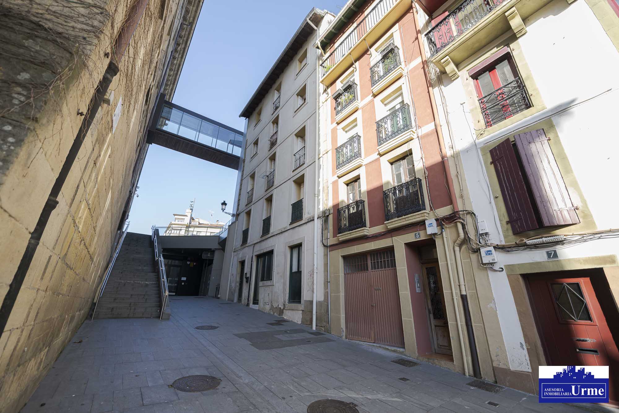 Junto al ascensor del ayuntamiento. Vivienda en ultima planta con ascensor. Alquilada actualmente. Infórmate!