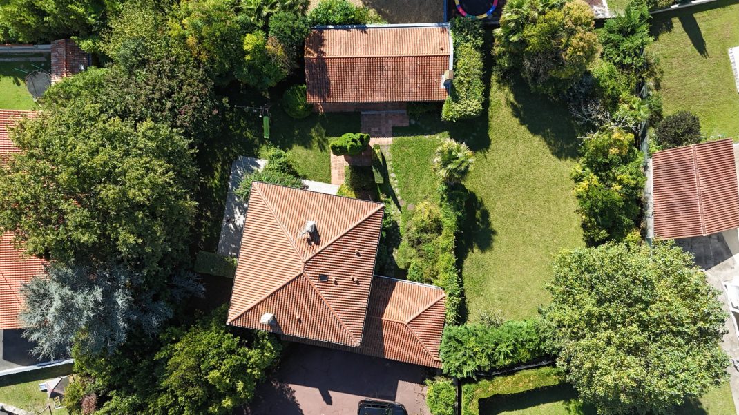 Villa de arquitecto en zona tranquila, elegante y funcional!!! ubicada cerca del Centro en una calle tranquila y sin salida. Ven a conocerla!!!