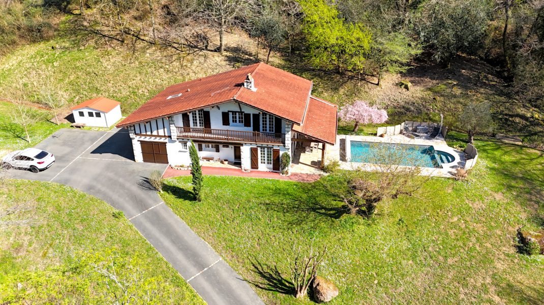 En Biriatou, Villa estilo basque con piscina climatizada! Parcela arbolada de 2918m2.Acceso a autopista y frontera a proximidad.Te encantara!! Ven a visitarla