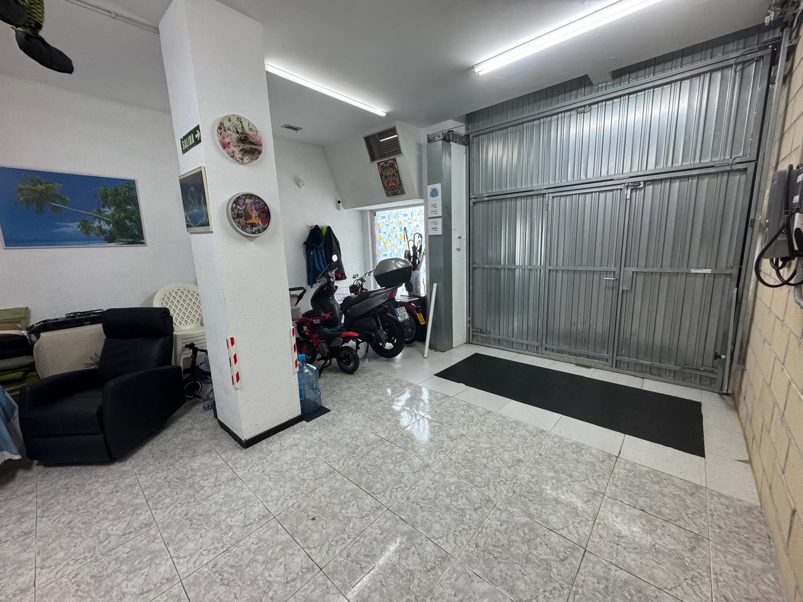 Garaje cerrado de 40m2 en zona peatonal con tarjeta, a pie de calle. Coche grande, trastero o txoko. Zona Artia. Informate!!! Garaje cerrado de 40m2 en zona peatonal con tarjeta, a pie de calle. Coche grande, trastero o txoko. Zona Artia. Informate!!!