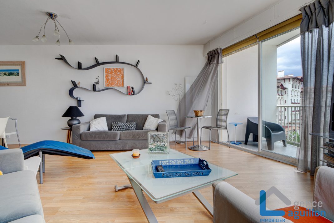 Frente el mar, primerísima linea de playa, vistas y sol!!Ubicado en una 5 planta con ascensor, apartamento con amplia terraza y vistas maravillosas...