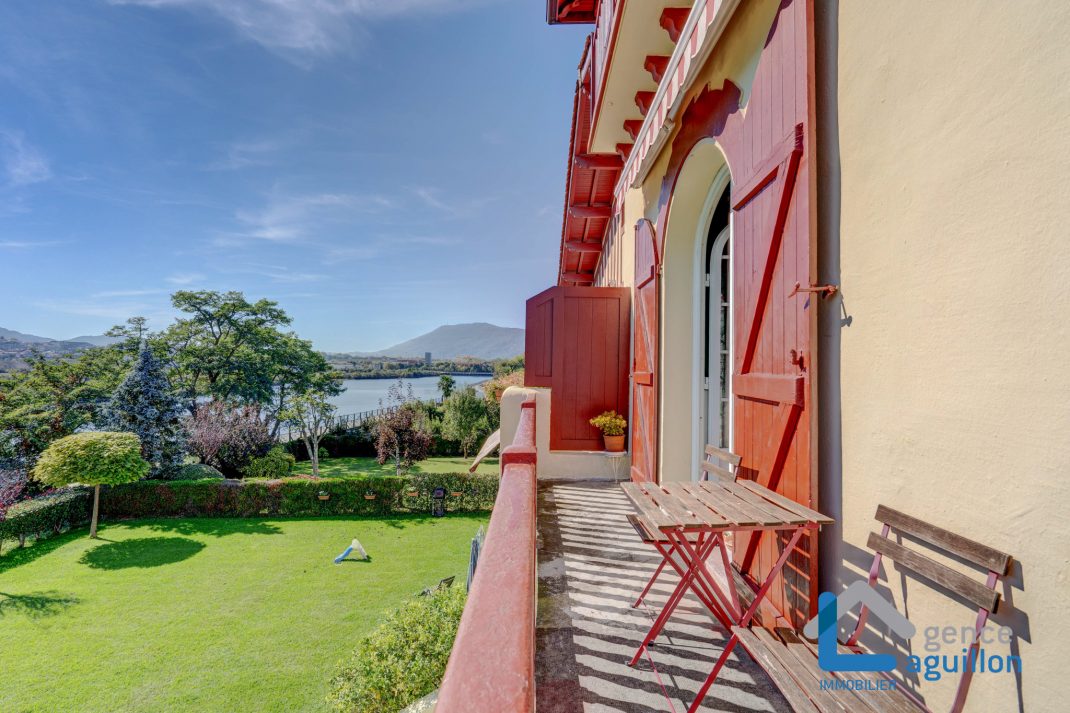 Vistas increíbles a Peñas de Aya y al Bidasoa. Duplex en pequeña comunidad con jardín comunitario y piscina. Proximidad frontera y topo! Infórmate