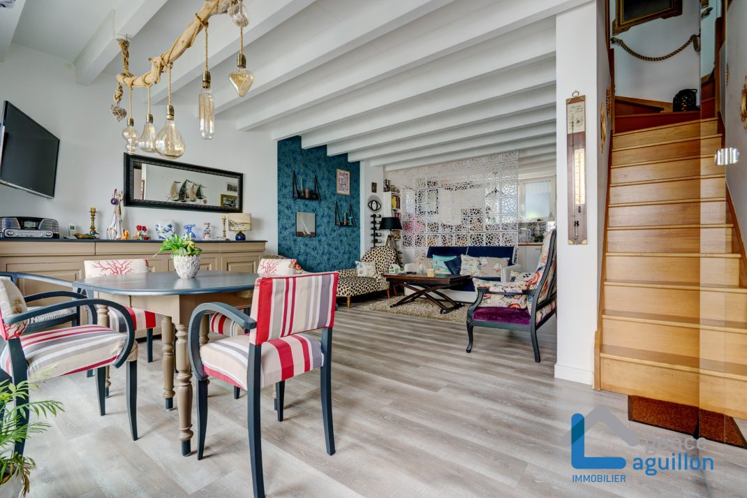 Con un toque especial, villa adosada en el centro. Con 2 amplias terrazas. Comercio a pie. Topo a proximidad. Para entrar a vivir!!