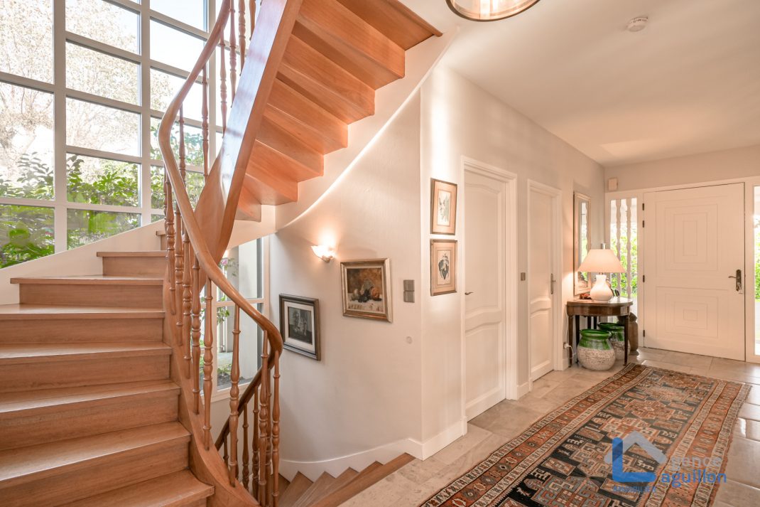 Villa de arquitecto en zona tranquila, elegante y funcional!!! ubicada cerca del Centro en una calle tranquila y sin salida. Ven a conocerla!!!