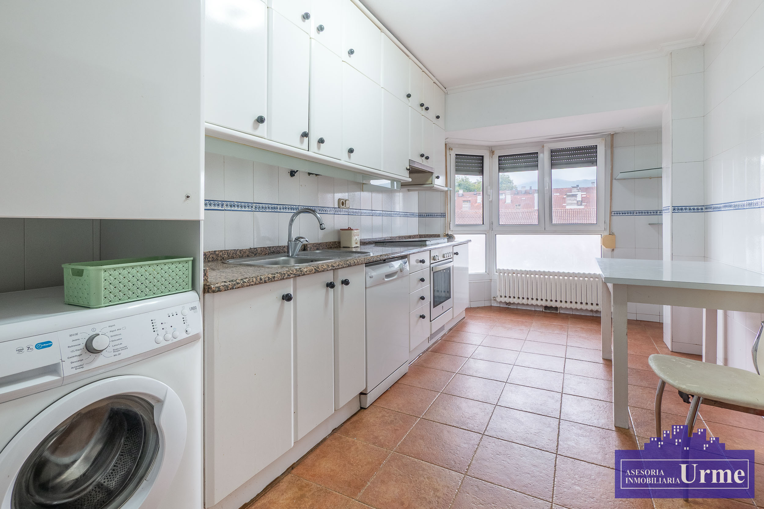 Zona Anzaran, ultima planta, vivienda de 90m2 útiles con terraza, exterior, 3 habitaciones, 2 baños, salón majo cuadrado, cocina equipada. Infórmate!!!!