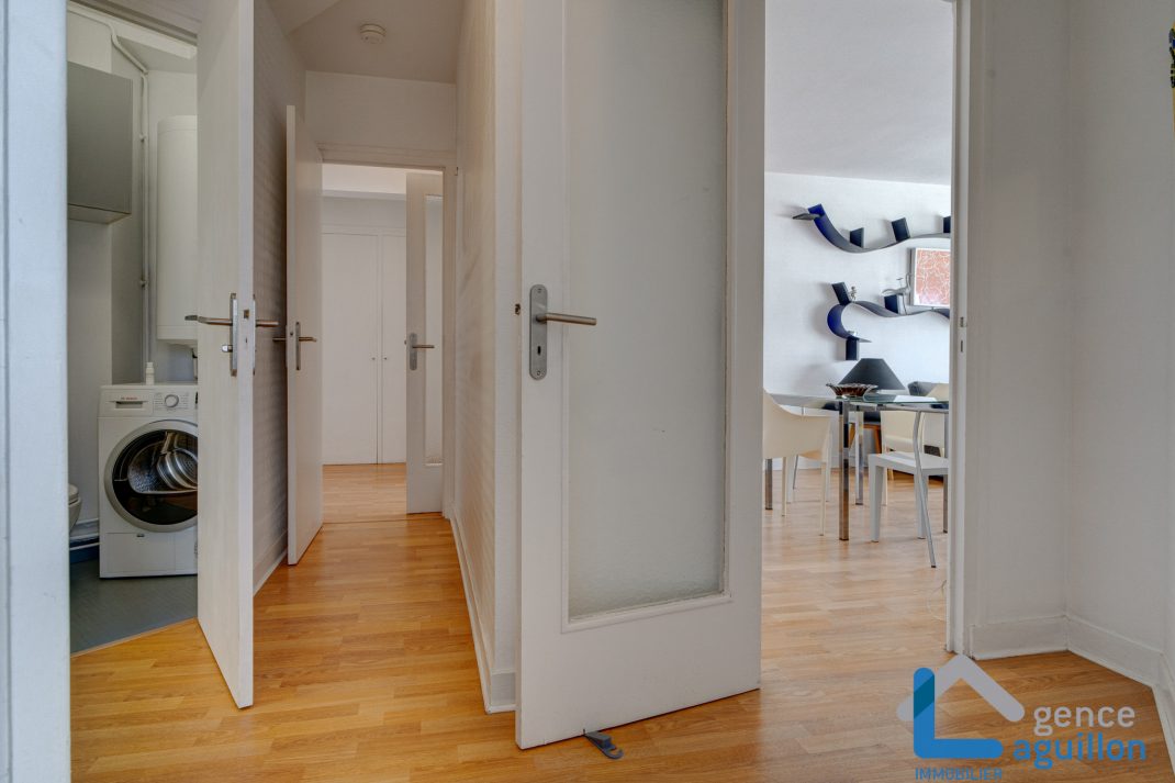 Frente el mar, primerísima linea de playa, vistas y sol!!Ubicado en una 5 planta con ascensor, apartamento con amplia terraza y vistas maravillosas...