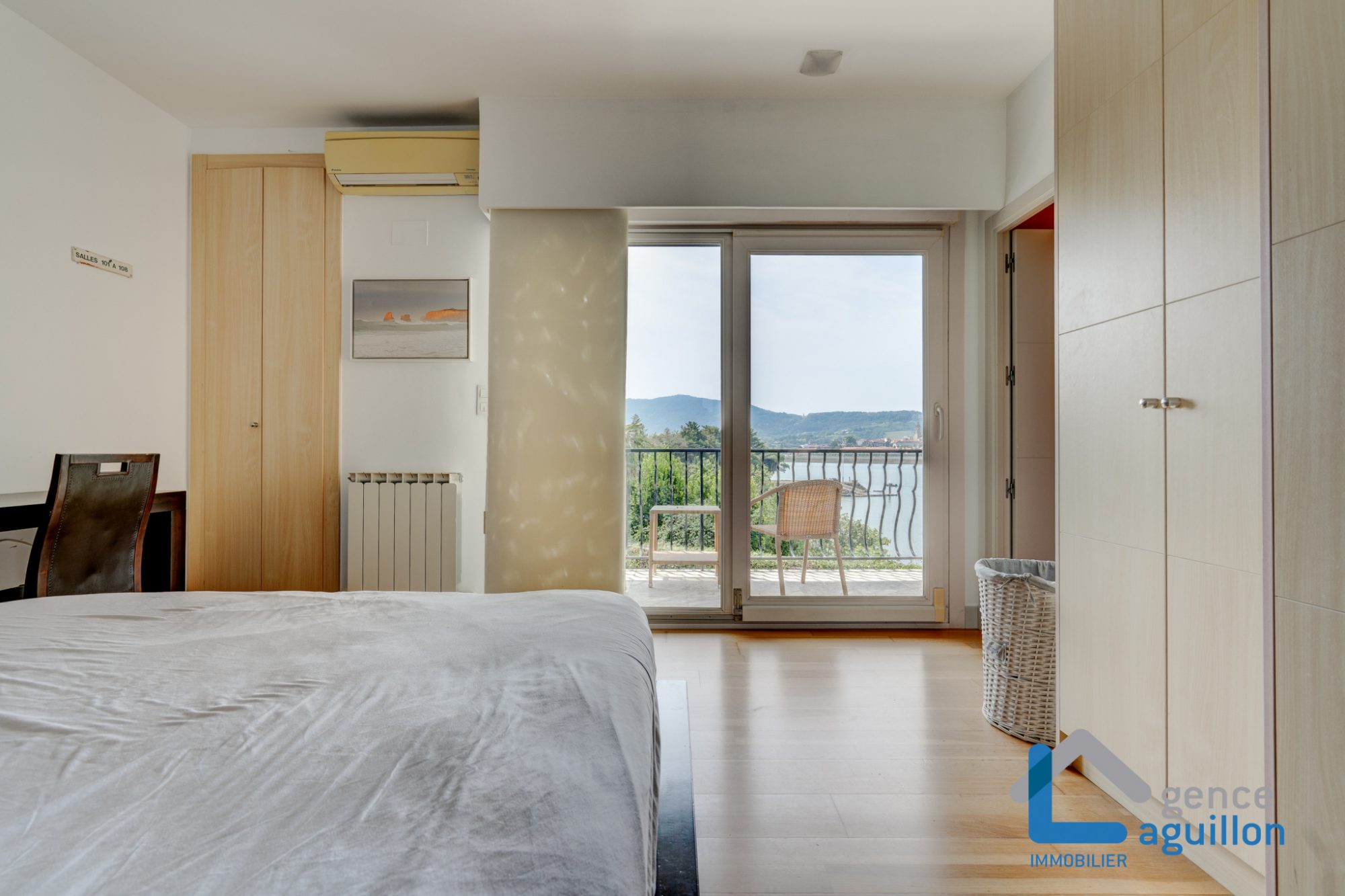 IMPRESIONANTES vistas a Fuenterrabia y bahia de Txingudy!Villa individual con piscina climatizada en parcela de 1810m2.Tes sorprendera!!! 