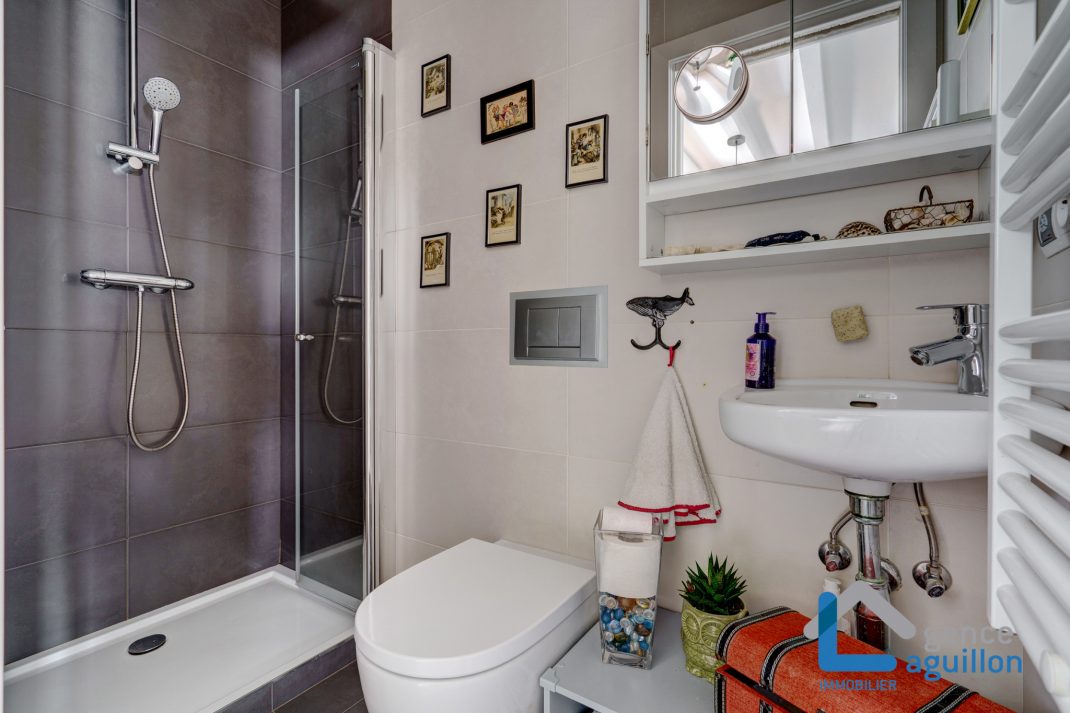 Con un toque especial, villa adosada en el centro. Con 2 amplias terrazas. Comercio a pie. Topo a proximidad. Para entrar a vivir!!