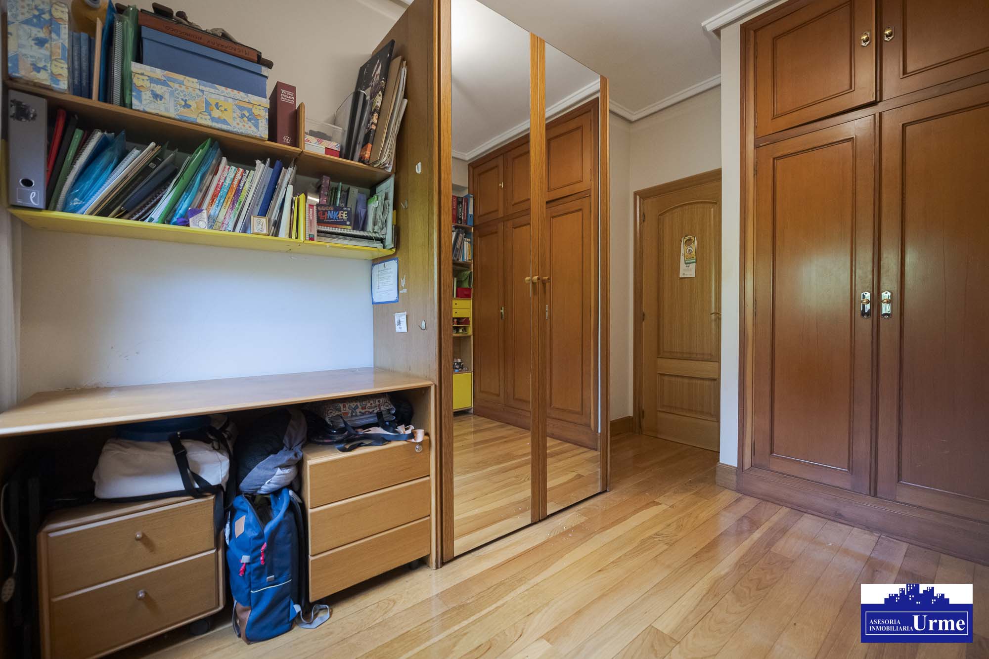 Magnifica vivienda en comunidad de 3 vecinos.110m2, 4 habitaciones, salon,cocina,2 baños,balcon.Garaje doble. Jardin comunitario.Ubicacion excepcional! Magnifica vivienda en comunidad de 3 vecinos.110m2, 4 habitaciones, salon,cocina,2 baños,balcon.Garaje doble. Jardin comunitario.Ubicacion excepcional!