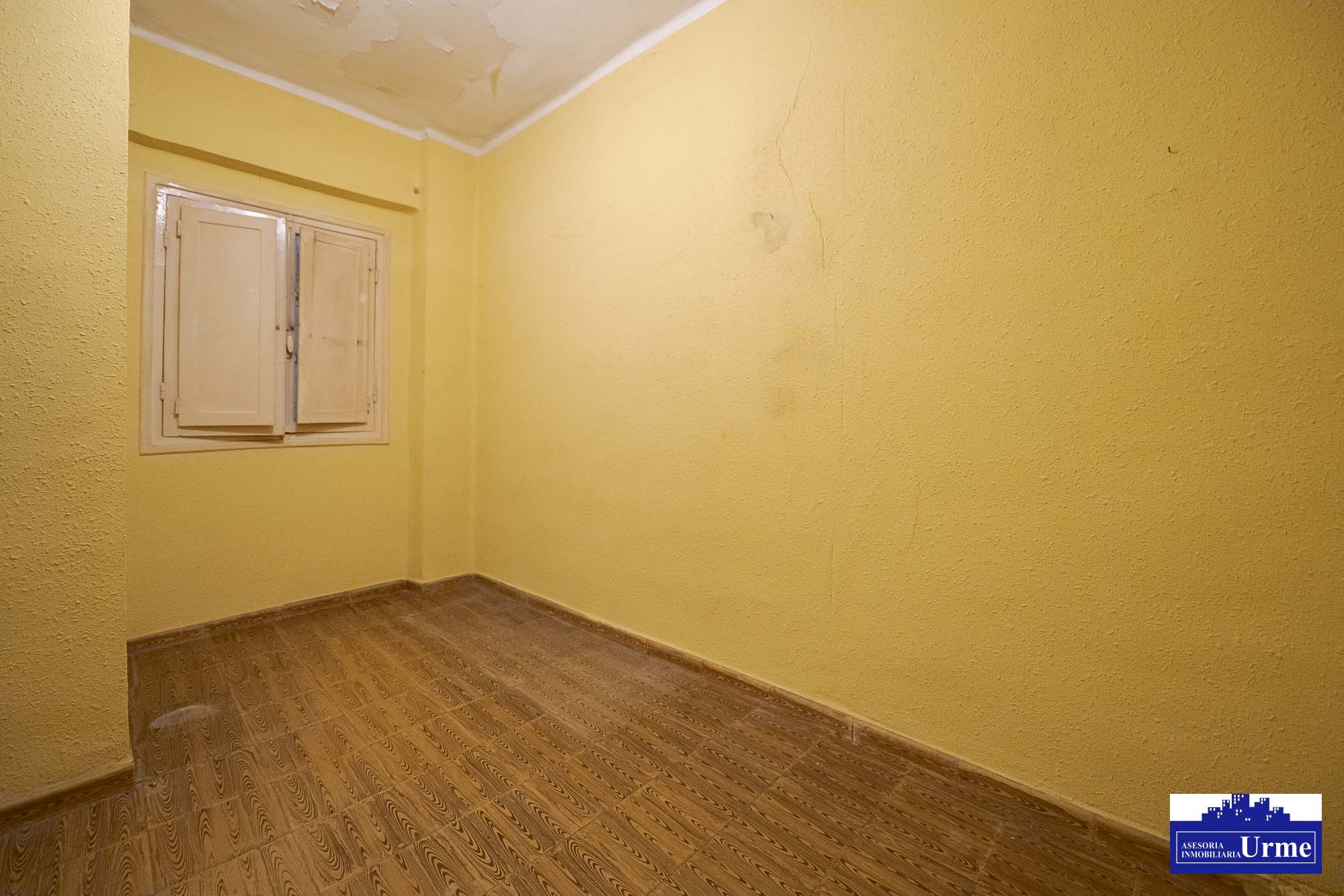 En plaza pio XII, a reformar totalmente! fachada y tejado realizados.53m2, actualmente 2 habitaciones, sala, cocina y baño. Informate!